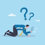 Homem procurando algo com lupa, com interrogações acima, representando busca e dúvida.