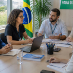 Equipe em reunião de negócios discutindo projetos em sala de conferências.