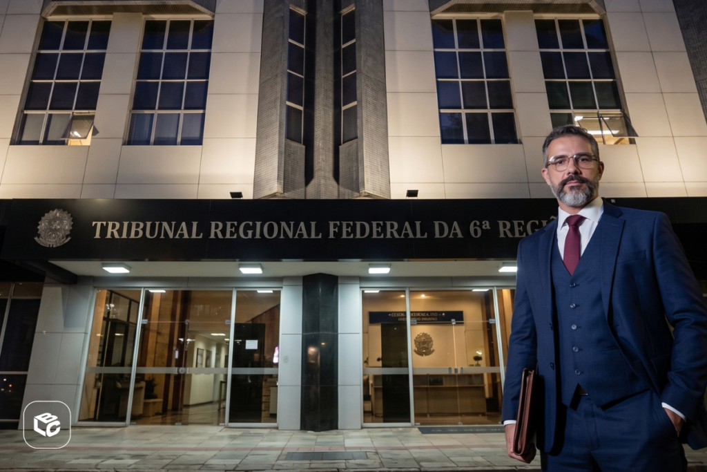 Homem de terno em frente ao Tribunal Regional Federal da 6ª Região.