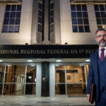 Homem de terno em frente ao Tribunal Regional Federal da 6ª Região.