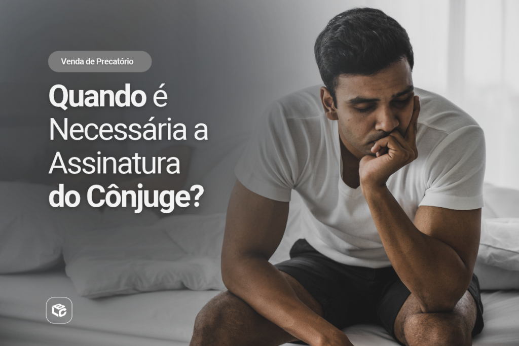 Banner sobre venda de precatório com o título: “Quando é Necessária a Assinatura do Cônjuge?”. À esquerda, o texto aparece em destaque sobre um fundo em degradê cinza escuro, acompanhado da categoria “Venda de Precatório”. À direita, uma pessoa sentada na cama em um ambiente residencial segura o rosto com uma das mãos enquanto permanece inclinada para frente. O cenário possui tons neutros e iluminação suave. No canto inferior esquerdo há um logotipo branco. A composição visual remete à tomada de decisão sobre questões jurídicas e patrimoniais relacionadas à cessão de créditos judiciais.