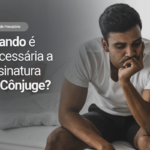 Banner sobre venda de precatório com o título: “Quando é Necessária a Assinatura do Cônjuge?”. À esquerda, o texto aparece em destaque sobre um fundo em degradê cinza escuro, acompanhado da categoria “Venda de Precatório”. À direita, uma pessoa sentada na cama em um ambiente residencial segura o rosto com uma das mãos enquanto permanece inclinada para frente. O cenário possui tons neutros e iluminação suave. No canto inferior esquerdo há um logotipo branco. A composição visual remete à tomada de decisão sobre questões jurídicas e patrimoniais relacionadas à cessão de créditos judiciais.